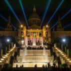 La Fuente Mágica de Montjuic es uno de esos secretos a voces que esconde Barcelona. Sin duda, aquí sí que sí: hay que verla de noche. Entre el MNAC y la Plaza de España se encuentra esta fuente, que sorprende cada noche con un espectáculo ...