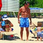 Vacaciones familiares en Cerdeña, en 2009, luciendo tipazo.