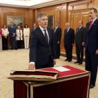 5c8a3ec2360000a61b6b38e8