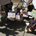 Un grupo de afectados por las preferentes de Bankia espera la llegada de los ex secretarios generales del PP Javier Arenas y Francisco Álvarez-Casos