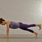 Sostener el cuerpo en cuatro puntos de apoyo —las dos manos y los dos pies— sin que la pelvis se hunda o se eleve implica a toda la musculatura. Si además, se le añade movimiento, el gasto energético aumenta. Por ejemplo: se puede traer, ...