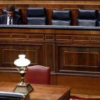 La mesa de las taqu&iacute;grafas, vac&iacute;a.