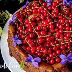 Ingredientes: queso de untar, chocolate negro, az&uacute;car, huevos, nata para montar, esencia de vainilla, galletas y mantequilla. Sigue aqu&iacute; la receta