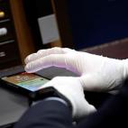 Guantes para evitar contagios.