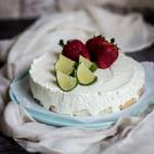 Ingredientes: leche condensada, queso de untar, zumo de lima, bizcochos soletilla y coco rallado.Sigue aqu&iacute; la receta