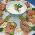 Se acompaña con salsa de yogur griego, zumo de lima, nata para montar, sal y pimienta blanca. Puedes ver en Cookpad la receta completa.