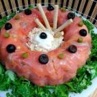 Se prepara con patatas, salmón ahumado, langostinos, palitos de surimi, atún en aceite, huevos duros y mahonesa. Tienes la receta en Cookpad.