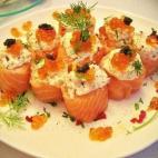 Lleva también queso de untar, nueces picadas, huevas de salmón y de lumpo, eneldo fresco, sal y pimienta. En Cookpad puedes ver cómo prepararlo.