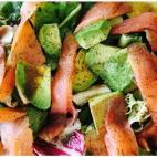 "Una ensalada super sencilla con pocos ingredientes y que queda buenísima", asegura su autora. Para preparar esta receta, puedes ver aquí todos los pasos.