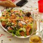 Con lechugas variadas, tomate, maíz, cebolleta y salsa rosa. Encuentra aquí la receta.