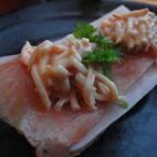 Uno de los más famosos de San Sebastián. Se prepara con pan, jamón york, lonchas de salmón, salsa rosa, surimi y perejil picado. Aquí puedes ver cómo prepararlo.