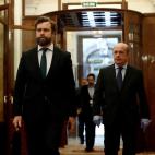 De uno en uno e incluso con guantes: así ha sido la llegada de los pocos diputados que han ido al Congreso