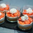 Ingredientes: galletas Mar&iacute;a, mantequilla, queso batido, aroma de vainilla, chocolate blanco, nata y fresas.Sigue aqu&iacute; la receta