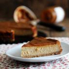 Ingredientes: galletas, az&uacute;ca blanco, mantequilla, queso de untar, harina, huevos, nata para montar, vainilla y dulce de leche.Sigue aqu&iacute; la receta