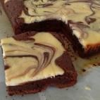 Ingredientes: galletas, az&uacute;car blanco, mantequilla, queso de untar, harina, huevos, nata para montar, vainilla y dulce de leche.Sigue aqu&iacute; la receta