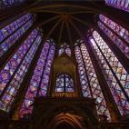 Puedes tomar el arte popular como inspiración y crear un altar para honrar una relación que tengas o hayas tenido con una persona importante para ti. Decora este lugar sagrado con fotografías, cartas y reliquias que te recuerden a los momento...