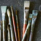 En vez de pintar un cuadro, ¿por qué no te centras en fabricarte una brocha nueva? Puedes fabricar utensilios de pintura casi con cualquier cosa; ya sea con palillos pegados a una base de cartulina o con pompones y un poco de hilo. Al crear un...