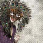 Se tiende a pensar que la gente que lleva máscara tiene algo que esconder, pero, a veces, esta capa de protección y anonimato nos hace sentir más libres y nos ayuda a expresar las cosas que nos resultan más difíciles. Crea una máscara de p...