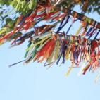 Fíjate en Yoko Ono y construye un objeto que albergue tus sueños. Utiliza una planta real o un objeto que tenga una forma similar a la de un árbol, escribe tus deseos en un trozo de papel y cuélgalos uno a uno. Puedes sugerir a tus conocidos...