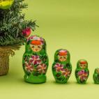 Aunque somos diferentes —porque nosotros no estamos hechos de madera—, tenemos algo en común con las muñecas rusas: en ocasiones, también tenemos capas ocultas en nuestro interior. ¿Cuál es la capa que le muestras a los demás? ¿Cuál ...