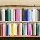 Así de simple. Hay algo en la técnica de pintar utilizando ceras que es frustrante y liberador a partes iguales. Sí, es difícil dibujar líneas rectas y finas. Sí, es casi imposible colorear algo sin salirte. Pero ese es su encanto. Deja a ...