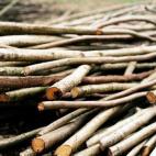 Lo llames palo de las intenciones, palo de los deseos o talismán, su función es la misma: proporcionarte un objeto físico que puedas agarrar con las manos para reunir fuerzas o para alcanzar la paz interior. Los palos de las intenciones, que ...