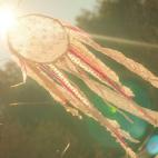 Seguramente hayas oído hablar de los cazasueños. Nosotros vamos a darle una vuelta de tuerca a esta idea que permita al guardián de los sueños adoptar la forma que queramos. Fabrica una estructura que puedas colgar encima de la cama para que...