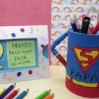 SE NECESITA: una lata, un peri&oacute;dico, pegamento escolar blanco, pinturas de colores (blanco, azul, rojo y amarillo), pinceles, un vaso de pl&aacute;stico, cinta adhesiva, n rotulador negro, un l&aacute;piz, una regla y unas tijeras.Mira&nb...