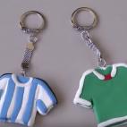 SE NECESITA: plastina de colores, un llavero viejo, un c&uacute;ter, un folio o cartulina y un alicate. Mira C&Oacute;MO HACERLO