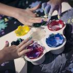 ¿No tienes mucho presupuesto para comprar material? No te preocupes, con tu cuerpo tienes bastante. Explora todas las posibilidades que te ofrece la anatomía: las yemas de los dedos, la nariz, las manos, los pies e incluso el pelo. No solo con...