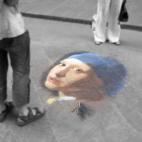 Déjate llevar y crea una obra de arte con fecha de caducidad. Trabaja con materiales perecederos: haz un castillo de arena que las olas vayan a hacer desaparecer, pinta un mural con tiza o haz un dibujo en un globo que luego vayas a lanzar por ...