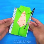 SE NECESITAN: un cuaderno, foami de colores (o cartulinas en su defecto) y silicona.Mira C&Oacute;MO HACERLO