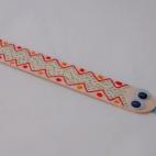 SE NECESITAN: un palo de helado, rotuladores de colores, un papel, un l&aacute;piz y unas tijeras. Mira C&Oacute;MO HACERLO