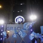 El presidente del Gobierno y candidato del Partido Popular a la Presidencia del Gobierno, Mariano Rajoy, se dirige a sus simpatizantes en el exterior de la sede de su partido en la calle Génova tras conocerse los resultados de las elecciones ge...