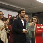 El líder Unidad Popular-Izquierda Unida, Alberto Garzón (c), durante su intervención para valorar los resultados electorales esta noche en la sede de Izquierda Unida, en Madrid.