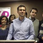 El líder y candidato de Unión Progreso y Democracia (UPYD), Andrés Herzog (C), en su comparecencia ante los medios de comunicación, tras conocerse los resultados en las elecciones generales.