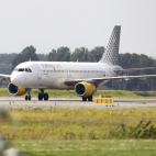 Un avi&oacute;n de la compa&ntilde;&iacute;a a&eacute;rea Vueling, del grupo IAG.
