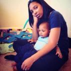 "Ser mamá de un bebé está lleno de compromisos. Justo había terminado de convencer a mi hijo de que se pusiera sus pantalones, mientras él protestaba. Pero decidimos que ponerse los pantalones a la mitad estaría bien".