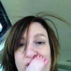 "Lactando en una parada mientras íbamos de paseo en el auto. Mantuvo su pie ahí todo el tiempo".