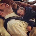 "Los nuevos domingos de football ... Papá, bebé, oso gigante, todos se desmayaron frente a la TV".