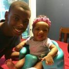 "Los bebés son una bendición familiar, ¡así que requiere del esfuerzo de la familia! ¡Ella adora a su hermano mayor!".