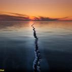 "El hielo del lago Baikal es un fenómeno muy interesante", escribe Alexey Trofimov. "Crestas de hielo, grietas, lágrimas, abrazos... todo esto crea únicas y fantásticas historias".