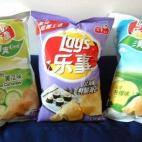 Cabe preguntarse qué pasaría si el pepino estuviera pasado... ¿Y sushi de qué, exactamente? Hay muchos sushis. Lo que no sabemos discernir es qué son esas bolitas de la bolsa de la derecha...