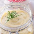 Este aderezo de picnic suele tener mala reputación, dice Janice Revell, co-fundadora del sitio web de consejos sobre comestibles Still Tasty. En realidad, dura mucho más de lo que la gente piensa. "La mayonesa dura mucho tiempo porque tiene un...