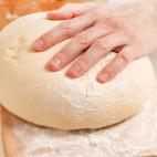 La harina blanca durará un año en la alacena, mientras que la harina de trigo integral durará solo seis meses por su alto contenido de aceite, explica Revell. Ambas pueden congelarse y durar hasta dos años.