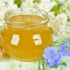 Este es otro alimento que durará infinitamente si se almacena correctamente. "Las bacterias realmente no pueden crecer en ninguna de esas sustancias (miel y azúcar)", señala Revell. Si tu miel endurece, Revell recomienda calentarla para que v...