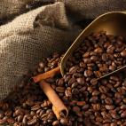 Revell explica que una vez que ha sido molido, el café comenzará a perder su sabor tan solo en una o dos semanas de estar en tu alacena. "Esta es una cuestión de calidad, no de seguridad", señala. Ella recomienda congelarlo para preservar su...