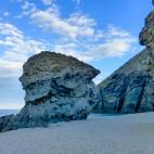 Es una de las playas m&aacute;s conocidas del Cabo de Gata gracias a sus impresionantes aguas cristalinas. Tambi&eacute;n es bastante extensa, as&iacute; que es perfecta para dar un paseo (y te costar&aacute; menos pillar sitio)