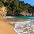 Esta bonita cala de la Costa Brava es especialmente famosa por el castillo que adorna su costa. Adem&aacute;s, se encuentra muy cerquita de otras muchas calas que son menos concurridas, por si quieres estar a tus anchas.