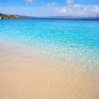 S&iacute;, tendr&aacute;s que pellizcarte para darte cuenta de que no est&aacute;s en un sue&ntilde;o. La arena de esta playa es tan fina y el agua es de un azul turquesa tan intenso que creer&aacute;s que est&aacute;s en una especie de para&iac...